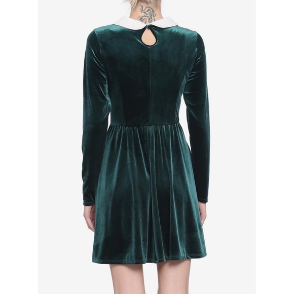 Hot Topic Green Velvet Collared Long-Sleeve Dress - Picture 2 of 8